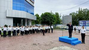 Upacara-Bendera-di-Halaman-Kantor-Cabang-BRI-Tondano-pada-Selasa-28102025-pagi.jpg
