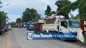 WARGA-SUMOMPO-Puluhan-truk-pengangkut-sampah-terpaksa-berhentiLO08789.jpg
