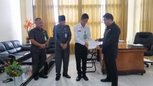 Wabub-Bolmong-Dony-Lumenta-menyerahkan-S.jpg