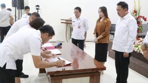 Wabup-Mitra-Fredy-Tuda-membuka-kegiatan-sosialisasi-pencegahan-gratifikasi.jpg