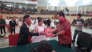 Wagub-Steven-Kandouw-tampil-sebagai-saksi-pernikahan-massa-ke-92i89.jpg