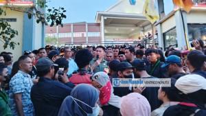 Wakil-Ketua-DPRD-Sulut-Royke-Anter-massa-aksi-di-depan-Kantor-DPRD-Sulut.jpg