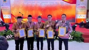 Wakil-Wali-Kota-Manado-Richard-Sualang-Piagam-Wredatama-Nugraha-Utama-dari-PWRI.jpg