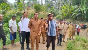 Wali-Kota-Kotamobagu-Weny-Gaib-turun-langsung-meninjau-lokasi-jembatan-yang-putus.jpg