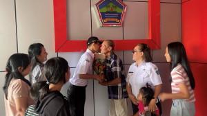 a-merayakan-kegembiraan-dengan-membawhjghjhgj.jpg