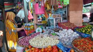 bahan-pokok-manado-pasar-pinsungukulan-karombasan-manado-12-oktober-2025.jpg