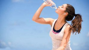 bahaya-kelebihan-minum-air-putih_20180309_135825.jpg
