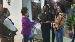 dari-kiri-mantel-coklat-linda-somba.jpg