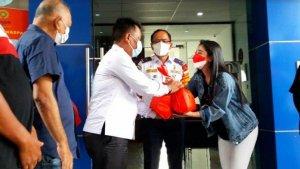 dewi-perssik-saat-memberikan-bantuan-sembako-untuk-sopir-angkot.jpg