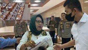 emak-emak-teriak-saat-rapat-komisi-iii-dpr-dengan-polri-minta-tolong-ke-kapolri-listyo.jpg