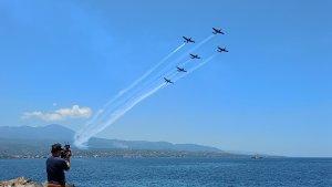 foto-atraksi-pesawat-tempur-F-16-dan-Bonanza-ada.jpg