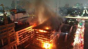 gadung-kejagung-terbakar_1.jpg