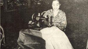 ibu-fatmawati-ketika-menjahit-bendera-pusaka-merah-putih-pada-bulan-oktober-1945.jpg