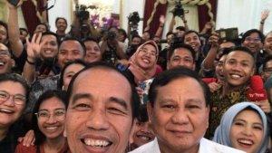 jokowi-dan-prabowo-barswafoto-dengan-masyarakyat.jpg
