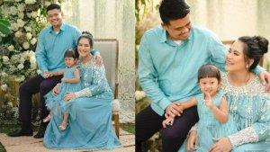kahiyang-ayu-bobby-nasution-dan-sedah-mirah-saat-pose-duduk-bersama.jpg