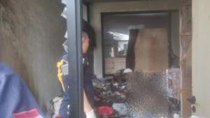 kebakaran-satu-unit-rumah-di-Perumahan-Holland-Village-Kelurahan-Paniki-Bawah-Manado.jpg