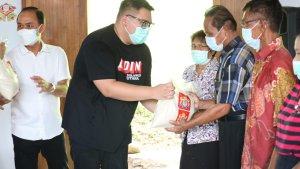 ketua-umum-kadin-sulut-rio-dondokambey-saat-memberikan-bantuan.jpg