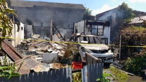 kobaran-api-juga-menghanguskan-dua-unit-mobil-yang-berada-di-kedua-lokasi-tersebut.jpg
