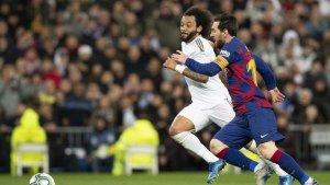 lionel-messi-berebut-bola-dengan-marcelo-3478347.jpg