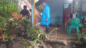 longsor-nyaris-menutupi-1-rumah-di-tuminting-lingkungan-5.jpg