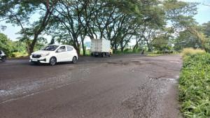 lubang-di-jalan-soekarno-minut-dekat-spbu.jpg