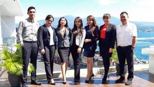 manajemen-whiz-prime-hotel-megamas-manado-foto-bersama-dengan-latar-teluk-manado-124.jpg
