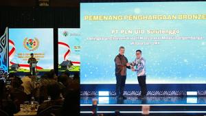menerima-penghargaan-CSR-Pengembangan-Desa-Berkelanjutan-Award-2025-Foto.jpg