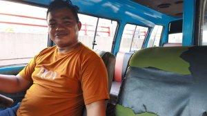 mikrolet-Mikrolet-di-Manado-Sulawesi-Utara-antre-dua-jam-untuk-dapat-penumpang.jpg