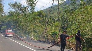 mobil-damkar-yang-diterjunkan-untuk-memadamkan-api-di-wilayah-melo890.jpg