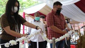 olly-dondokambey-ini-hadir-dalam-peresmian-toko-bahan-kue-aroma.jpg