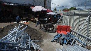 pedagang-bongkar-kios-menjelang-renovasi-pasar-bersehati-kota-manado7.jpg