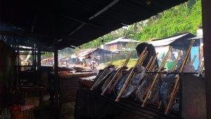 pedagang-cakalang-fufu-di-jalan-raya-tanawangko-tanawangko-minahasa-sulutgfgf.jpg