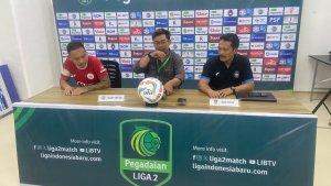 pelatih-sulut-united-jaya-hartono-kanan-dan-pemain-dirga-lasut-kiri.jpg