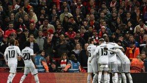 penyerang-real-madrid-asal-prancis-karim-benzema-dikerumuni-oleh-rekan-setimnya.jpg