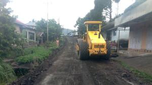 penyiapan-badan-jalan-di-Desa-Tungoi-Kecamatan-Lolayan-Bolaang-Mongondow.jpg