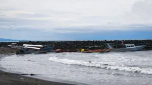 perahu-nelayan-di-Karangria-Manado-ditarik-ke-darathjkhjhj.jpg