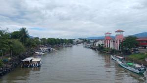 perahu-nelayan-jembatan-soekarno.jpg