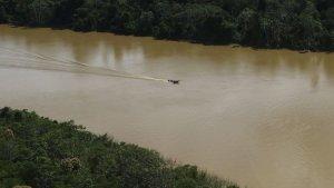 polisi-di-sungai-amazon.jpg