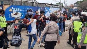 polsek-bekasi-utara-mengamankan-pelajar-di-stasiun-bekasi.jpg