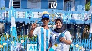 pua-raju-bersama-istrinya-selasa-20122022-pua-raju-adalah-fans-berat-argentina.jpg