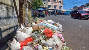sampah-pasar-karombasan-senin-manado-sulut-13-oktober-2025.jpg