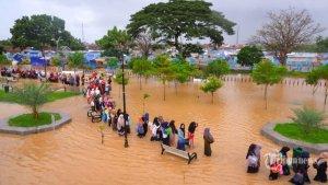 sejumlah-perempuan-melintasi-kawasan-yang-banjir-saat-banjir-melanda-kota-serang-26.jpg
