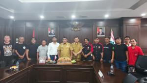 sopir-dump-truck-bertemu-langsung-dengan-Gubernur-Yulius-Selvanus-Komaling-YSK.jpg