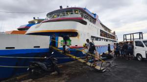 suasana-di-atas-kapal-dan-terminal-penumpang-pelabuhan-GJGJY97YHJKHK.jpg
