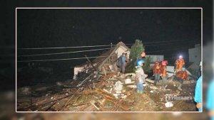 tim-sar-bersama-warga-memeriksa-kondisi-rumah-rumah-warga-3458548.jpg