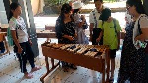 turis-cina-keranjingan-main-kolintang-di-museum-daerah.jpg