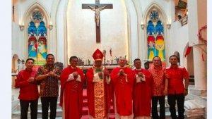 uskup-agung-pimpin-misa-imlek-di-paroki-kristus-rajakesempatan-bersyukur-kepada-allah.jpg