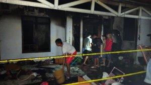 warga-yang-berusaha-memadamkan-sisa-api-di-jalan-sam-ratulangi-karombasan-utara90.jpg