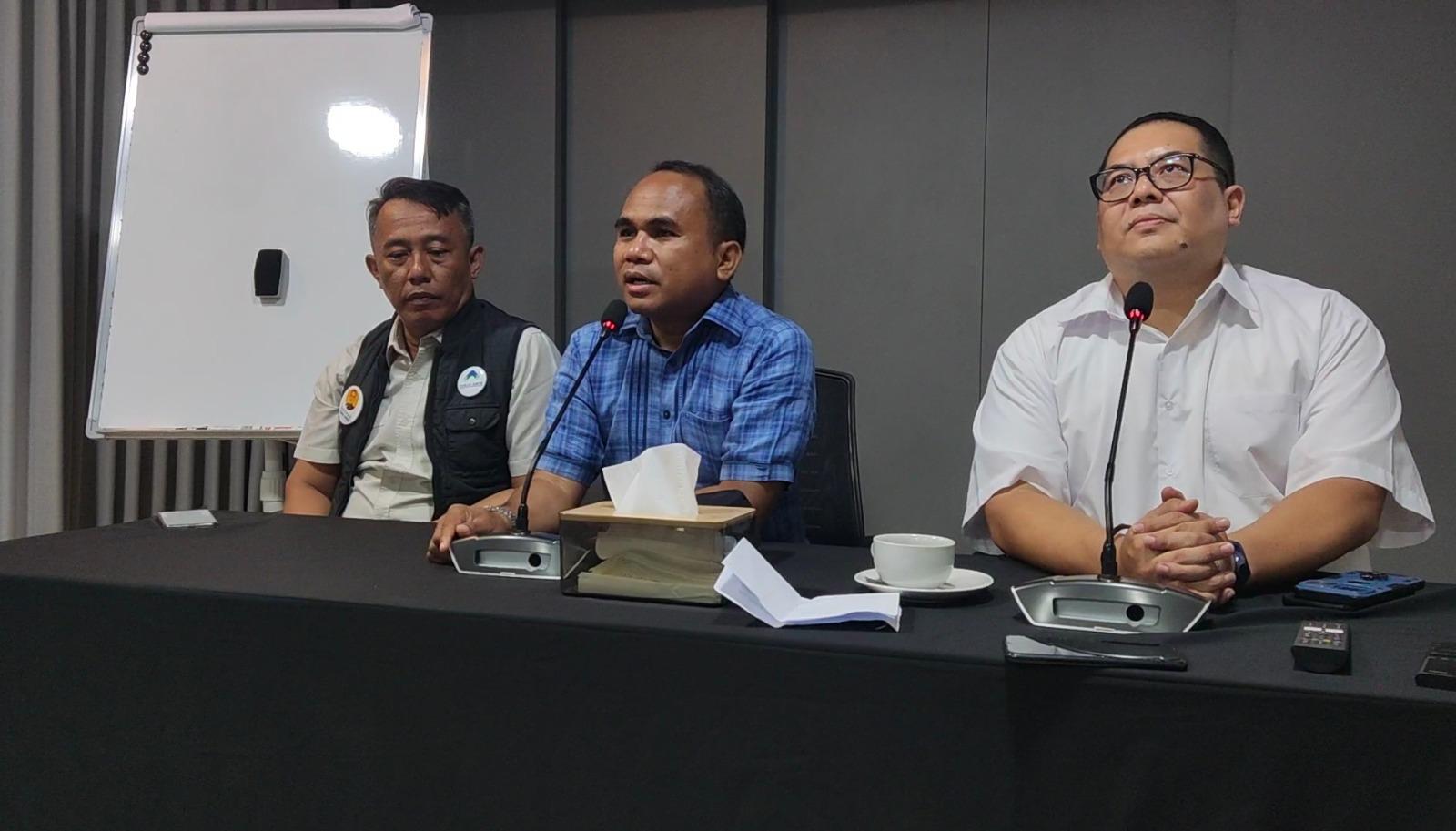 69 Hari Menuju Pilpres 2024 - Kampanyekan Anies-Muhaimin: Relawan Bikin Spanduk dari Karung Plastik