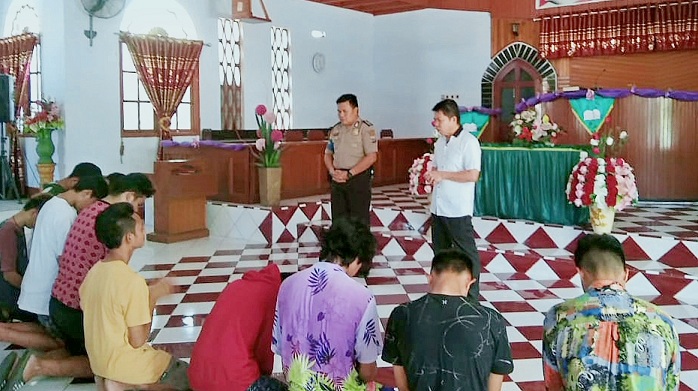 Bikin Keributan, 10 Pemuda Ini Dibawa Polisi ke Gereja